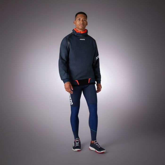 Musto Championship Spraytop Aqua Top 2.0 – Navy / Cherry Tomato – Wasserdichter Segel Spraytop für Dinghy- und Regattasegeln